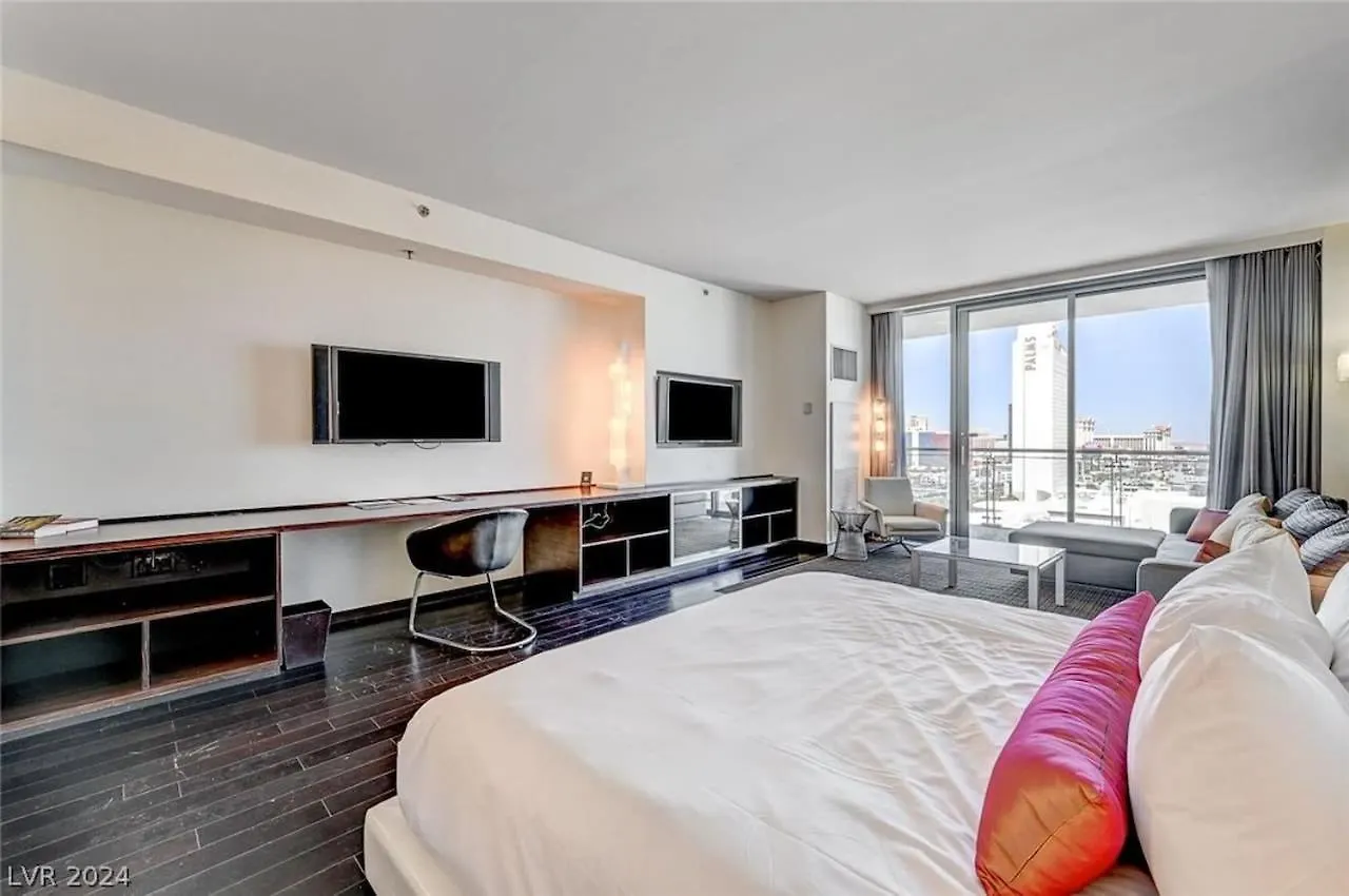 Stunning Escape Top Floor Strip-View Studio 31316 ラスベガス 米国