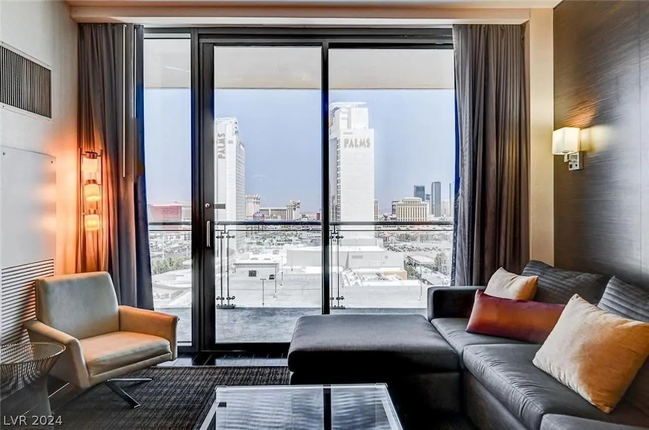 Stunning Escape Top Floor Strip-View Studio 31316 ラスベガス イン